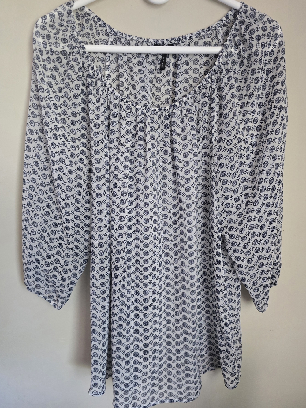 Daisy Fuentes White and Navy Printed Boho Top In Size Large